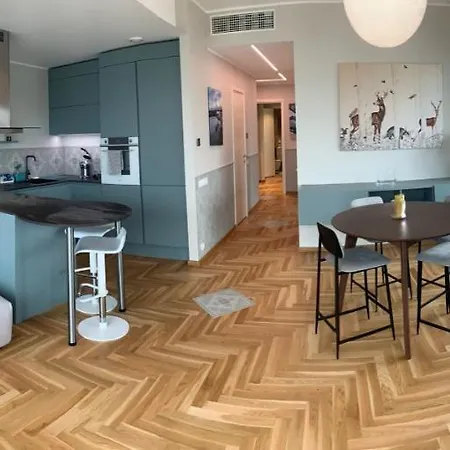 Fabulous Location Deluxe Apartament
