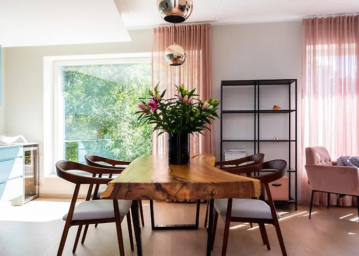 Fabulous Location Deluxe Apartment *